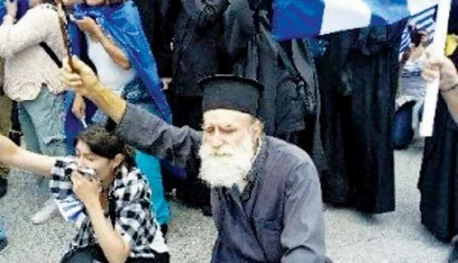 Συγκίνηση και υπερηφάνεια: Διαδήλωσε για τη Μακεδονία με τον σταυρό στο χέρι ανάμεσα στα χημικά